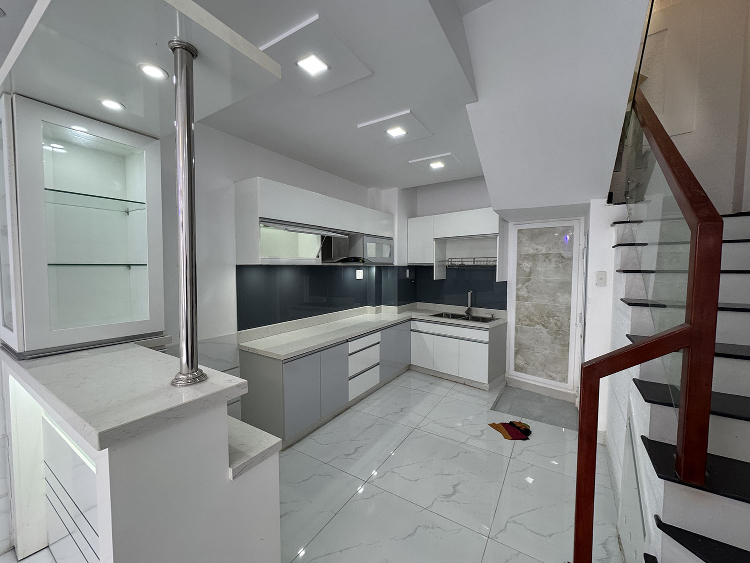 Nhà phố Trệt,3 lầu, sân thượng, mới 100%, 4 phòng ngủ, hẻm xe hơi đổ cửa khu VIP Nguyễn Thượng Hiền